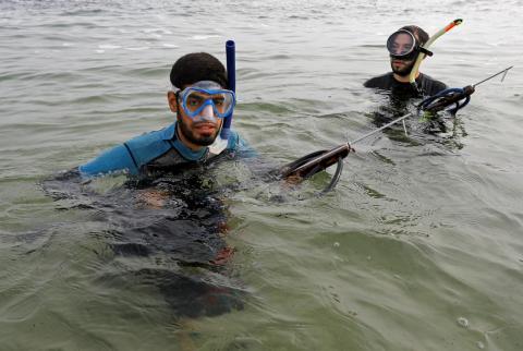 صيد السمك بالرمح.. وسيلة بدائية لكسب الرزق تحت سطح البحر في غزة