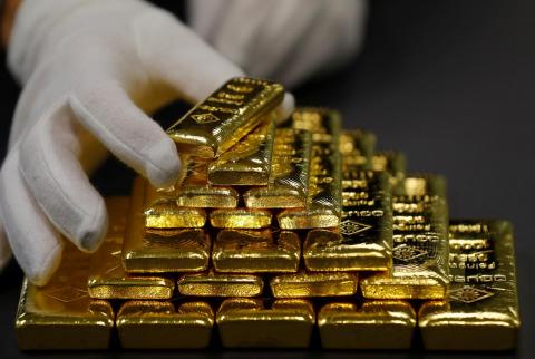 الذهب يصعد مع تراجع الدولار الأمريكي عن ذروة شهر