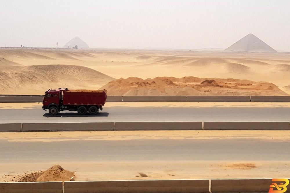 مصر تشق طريقين سريعين عبر هضبة الأهرامات مما يثير حفيظة الخبراء