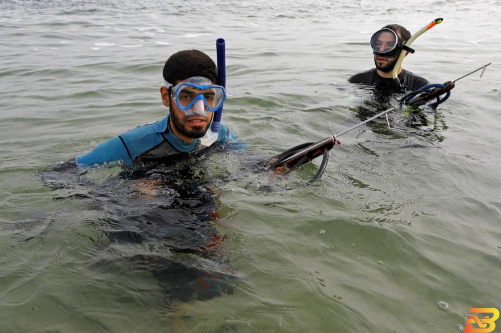صيد السمك بالرمح.. وسيلة بدائية لكسب الرزق تحت سطح البحر في غزة